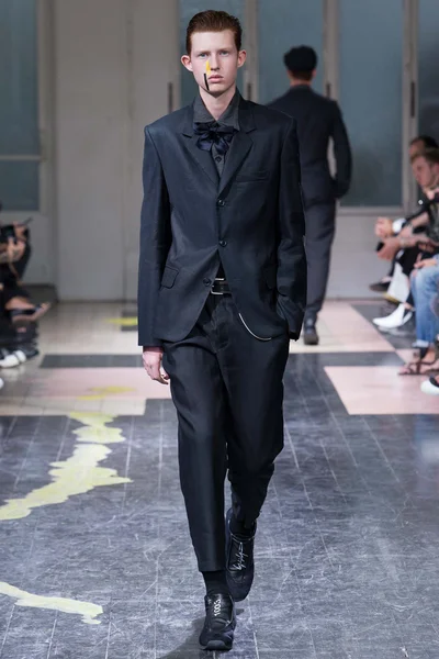 Look 16